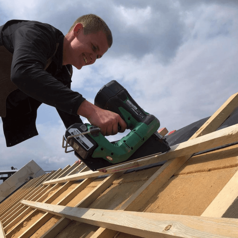 Dachdecker Azubi bei der Arbeit.